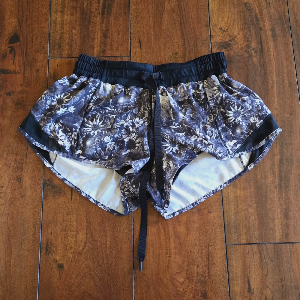 Lululemon Hotty Hot Shorts Flowabunga Black Angel Wing Low Rise Lined 2.5" Sz 6 - Picture 4 of 15